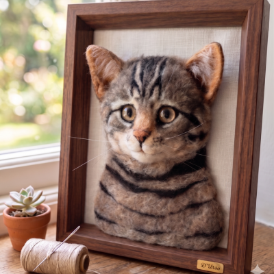 Gatinho realista em feltro agulhado
